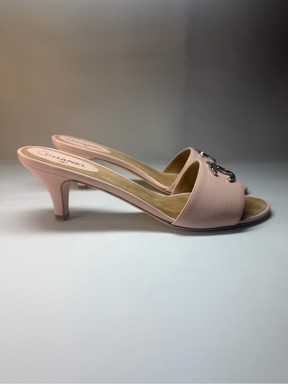 CHANEL Blush Pink Leather CC Logo Open-Toe Kitten Heel Mules
